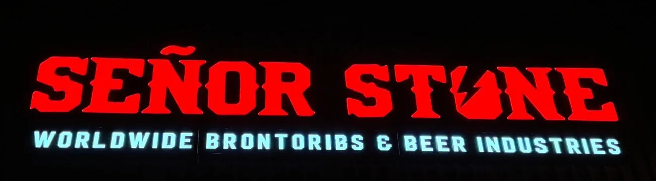 Anuncio luminoso de Señor Stone encendido de noche