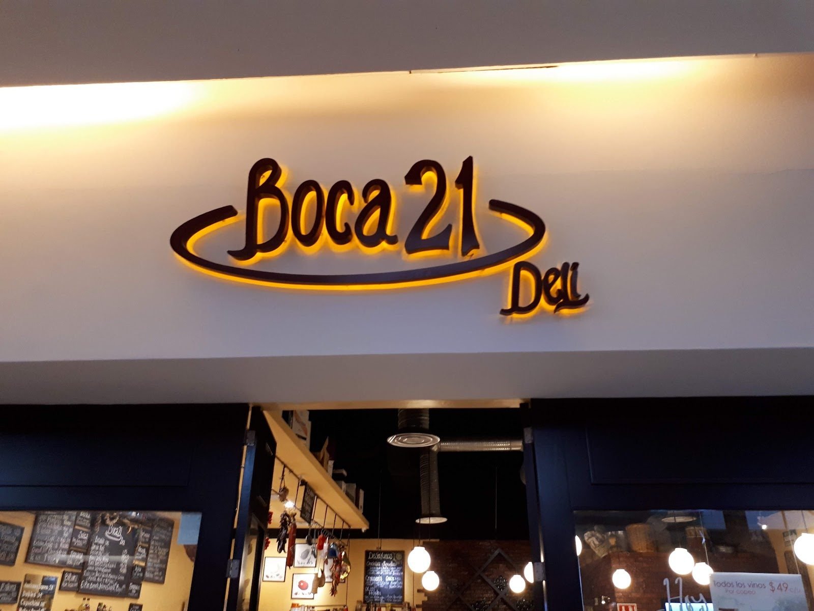 Letras con halo de luz cálida en fachada de restaurante