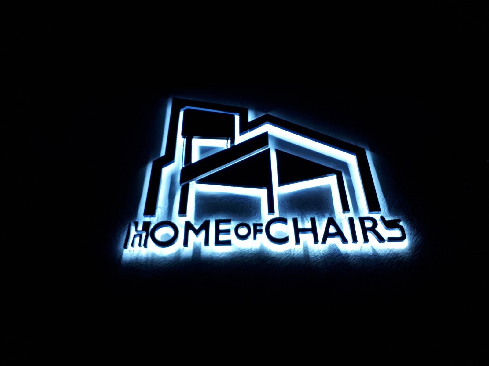 Logotipo y letras de canal con halo en fachada de tienda de muebles