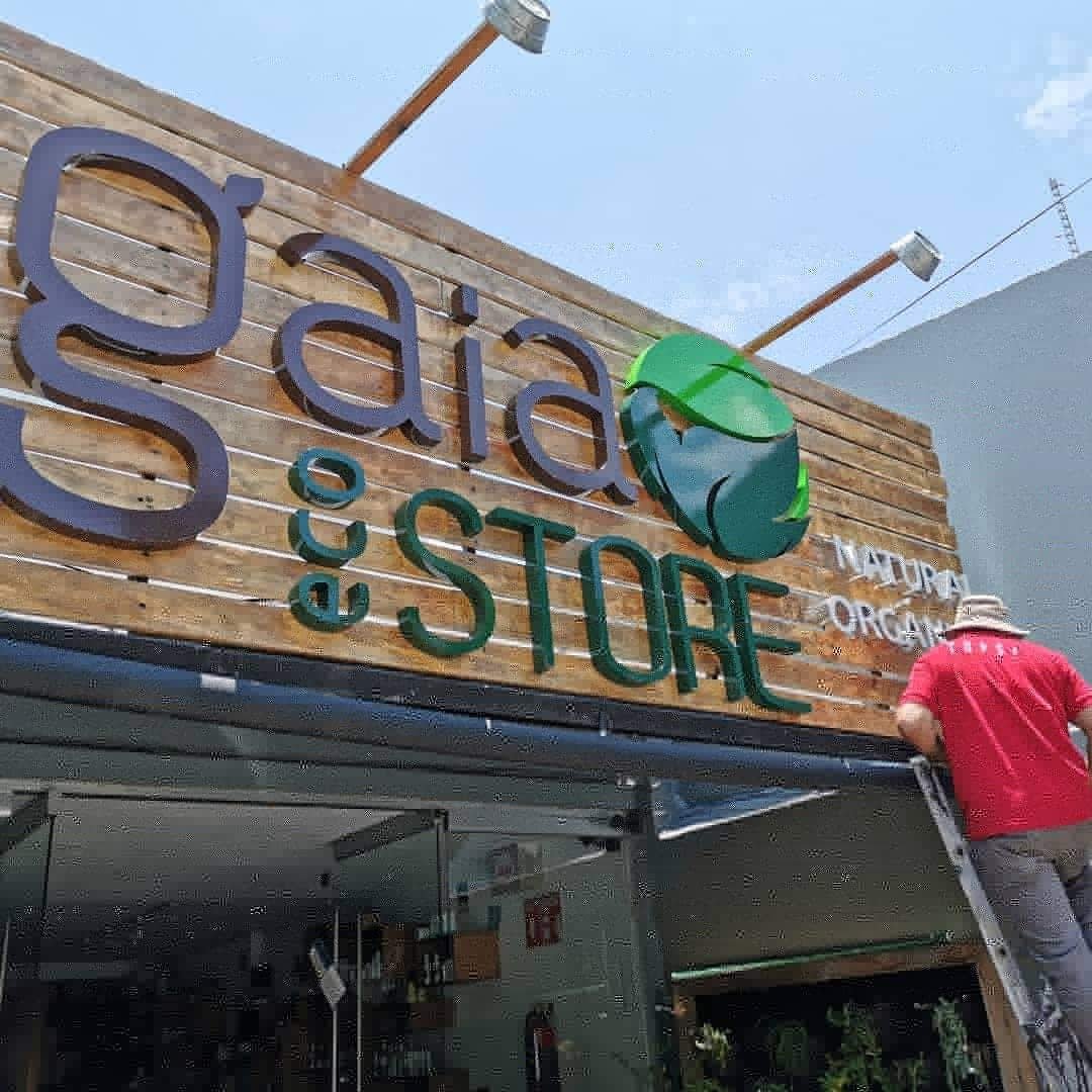 Letras 3D de gran formato sobre fachada de madera