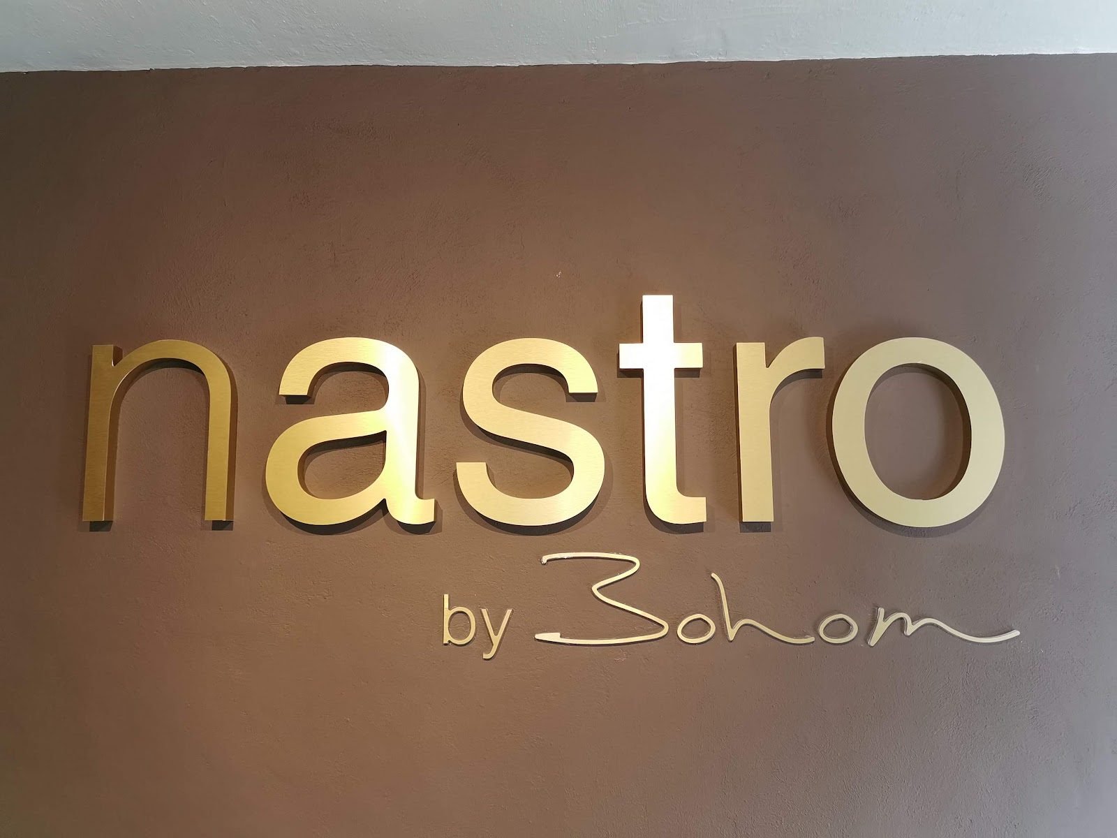 Letras 3D en acabado dorado sobre muro interior