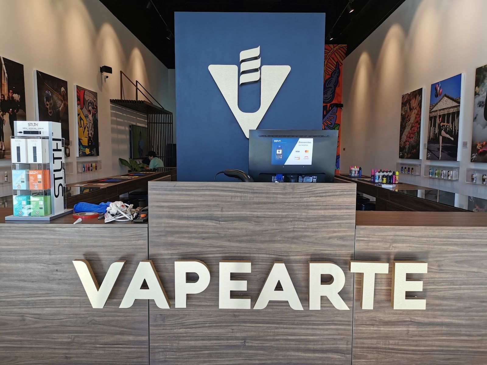 Letras 3D metálicas en mostrador y logotipo en muro de tienda