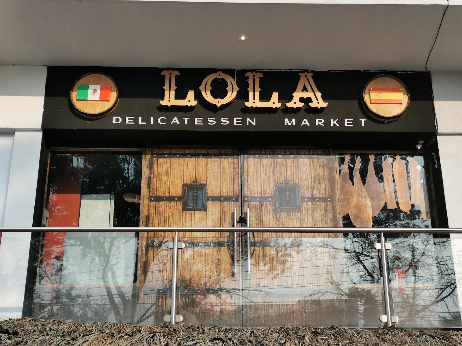 Letrero de fachada con letras iluminadas tipo marquesina