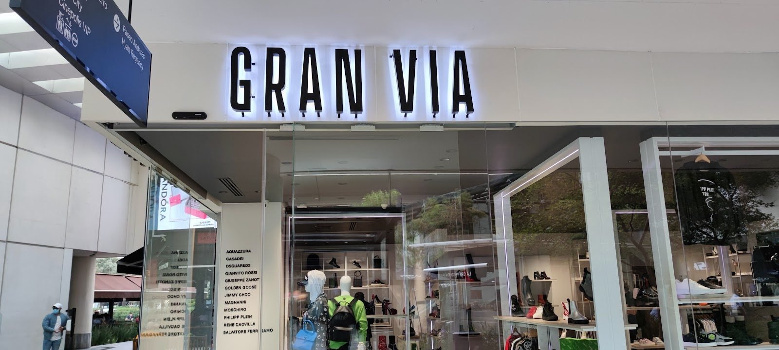 Letras con luz trasera (halo) sobre aparador de tienda