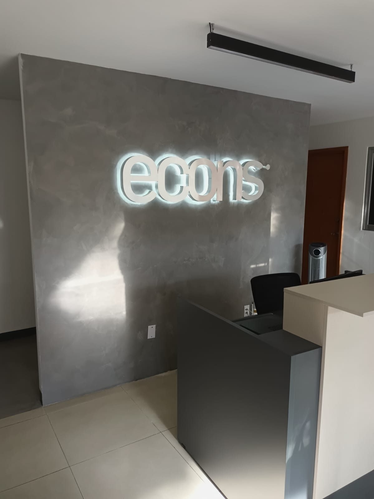 Letras con luz trasera (halo) en muro de recepción
