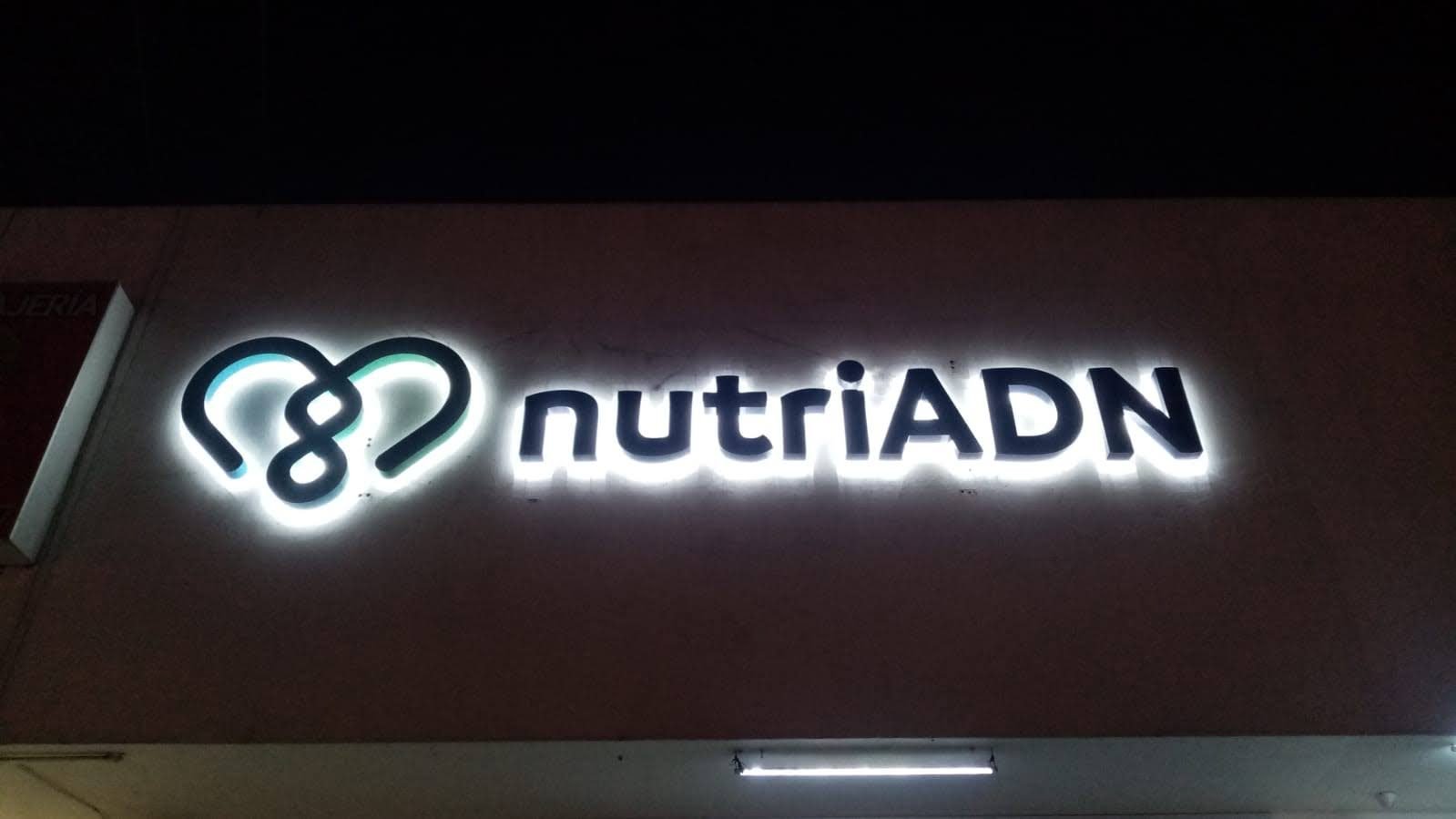 Logotipo y letras con halo de luz blanca