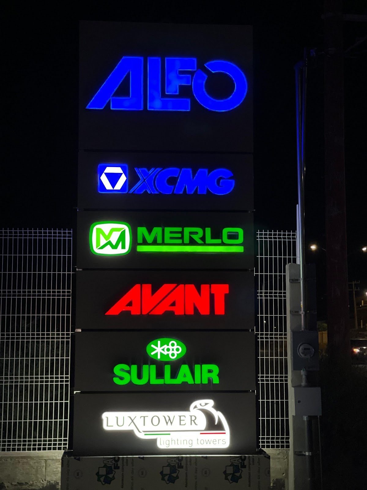 Tótem multimarca iluminado en azul, verde y rojo