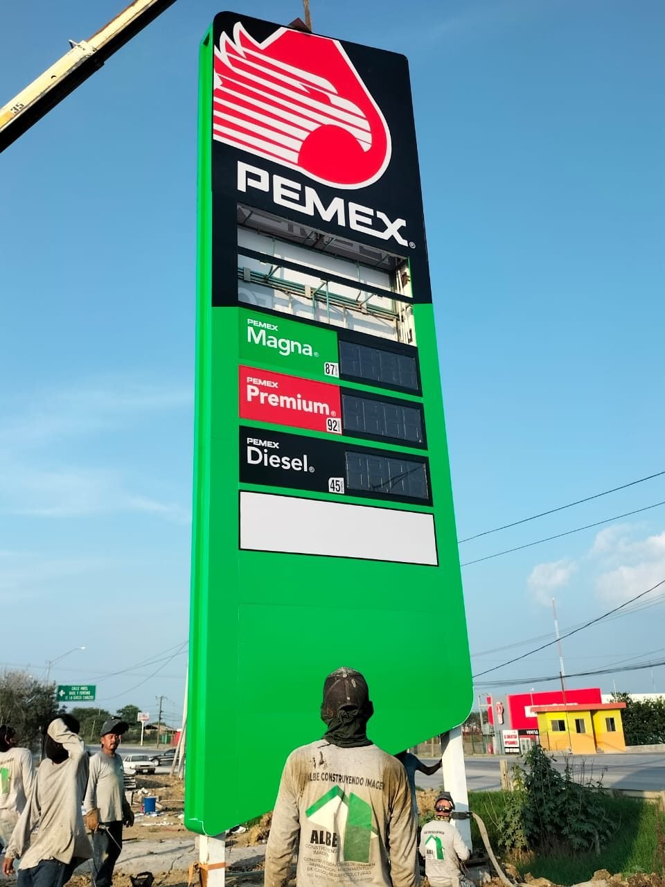 Tótem verde de precios de gasolinera