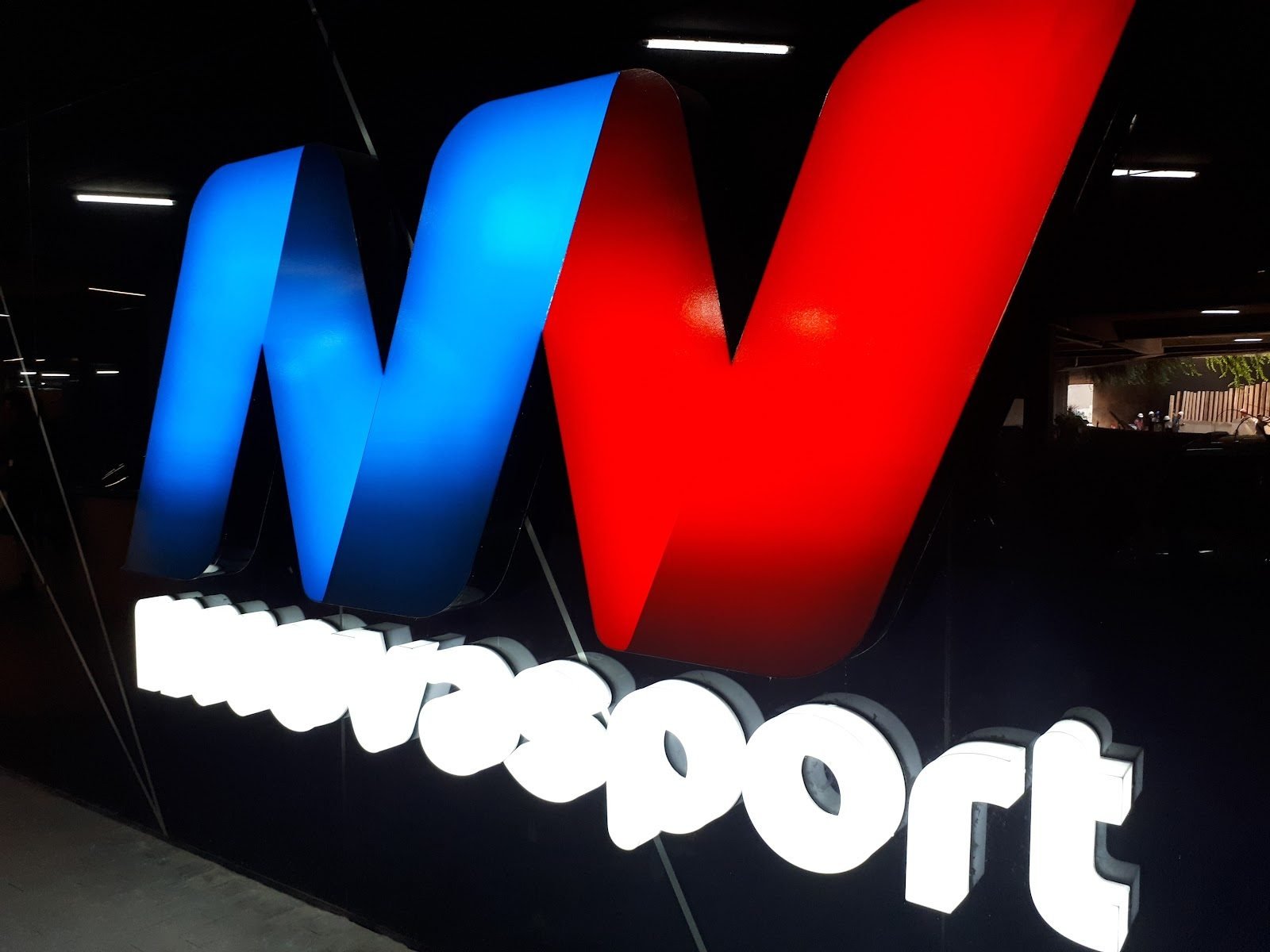 Logotipo y letras iluminadas en azul, rojo y blanco
