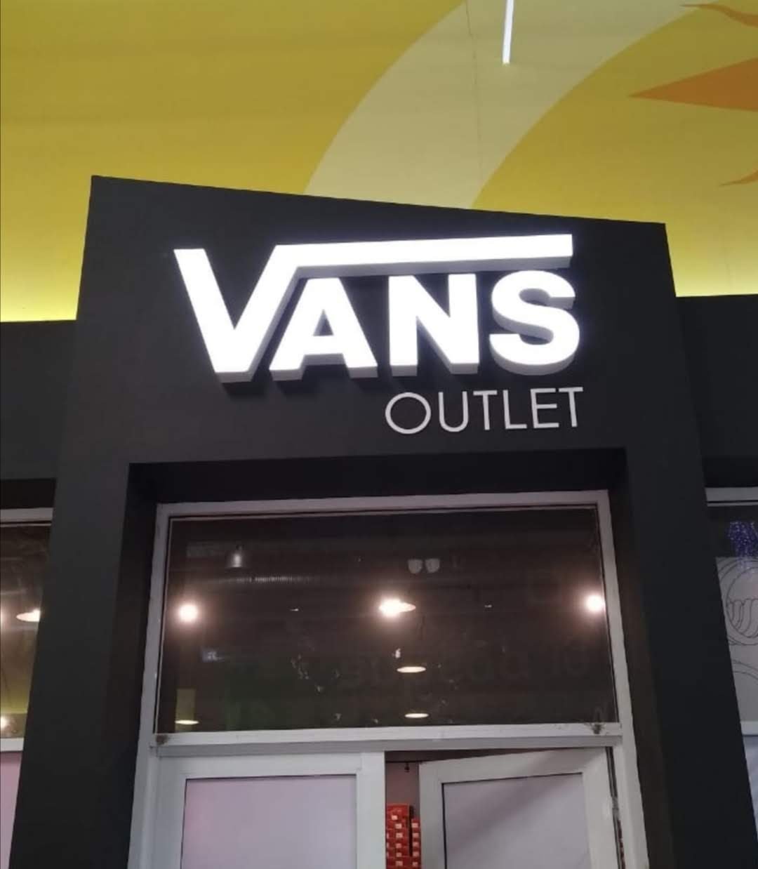Letras iluminadas blancas sobre portada negra en plaza