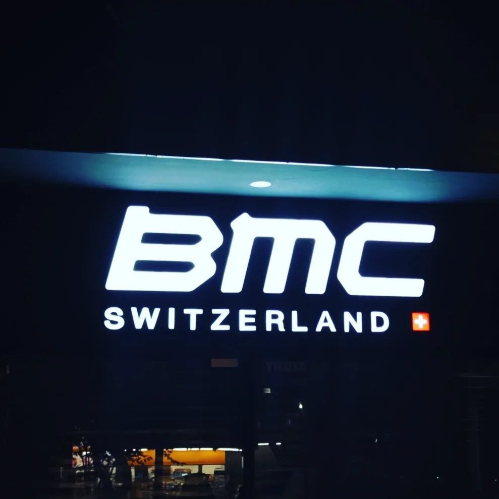 Letras de canal iluminadas en blanco sobre fachada