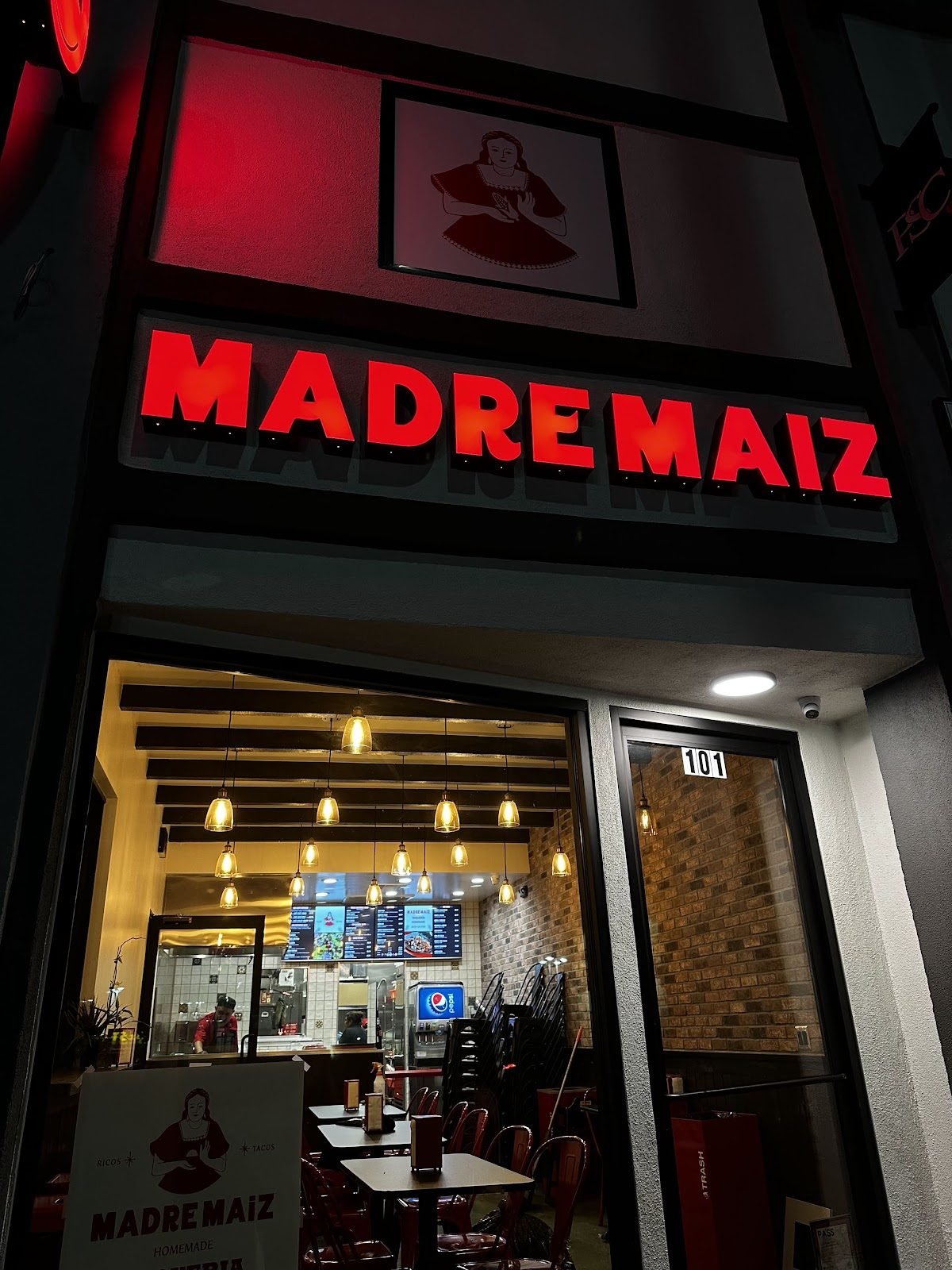 Fachada negra con letras rojas iluminadas