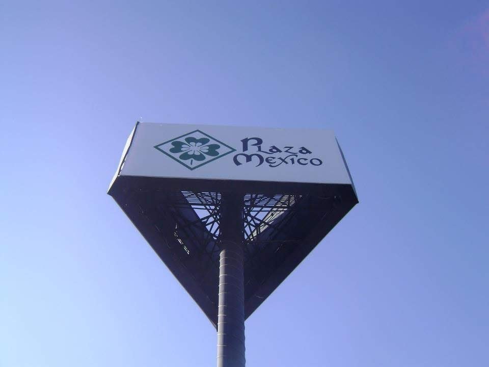 Unipolar triangular de plaza comercial