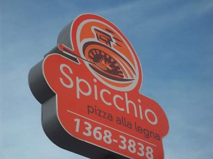 Anuncio elevado con silueta troquelada de pizzería
