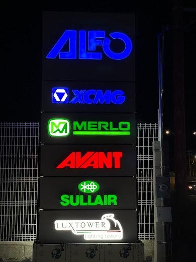 Tótems y panel de aluminio: Alfo / XCMG / Merlo / Avant, tótem multimarca iluminado en azul, verde y rojo
