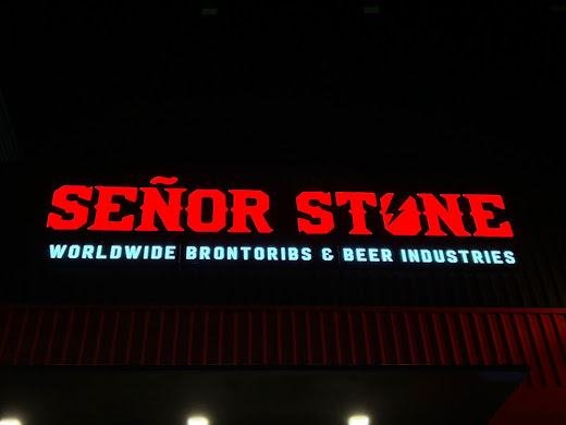Letras de bloque: Señor Stone, letras de bloque iluminadas rojas con bajada en blanco sobre fachada