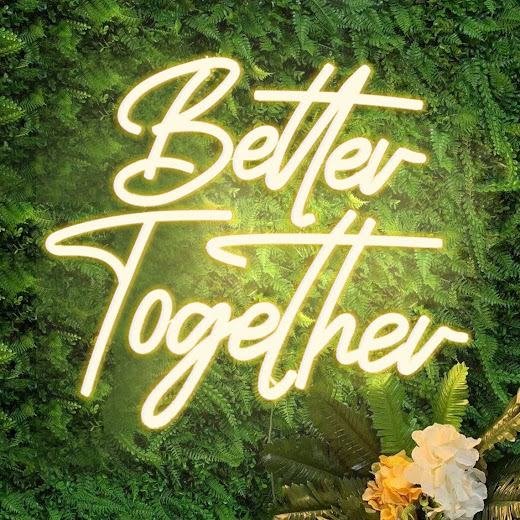 Neón flex: frase "Better Together" en neón flex blanco cálido sobre muro verde